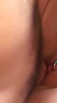 Au lieu de travailler, la nitter blonde invite son homme à l’hôtel pour du plaisir anal coquin
