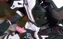 Geile Moto crossspeler komt klaar op vriendje helm