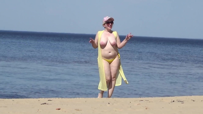 RedRoseRus: Mujer Jugosa Caminando Desnuda En La Playa