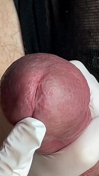 Glans Hra s bílými latexovými rukavicemi v super-detailní. Alternativní zobrazení.