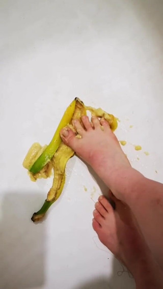 Erotic college: I like banana between the legs