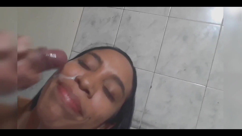 GBadBoyOfficial: Tânăra mea vecină vrea să-mi sugă pula și să o pună în...