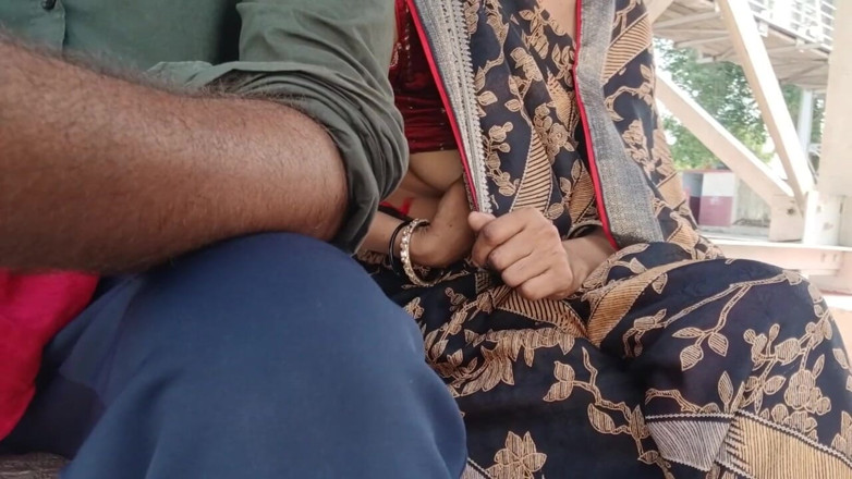 seema: Bhabhi ficou quente na estação ferroviária e seus peitos se...
