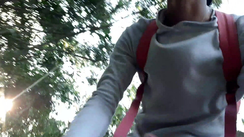 vergar4_daviid: Il giovane esibizionista mostra il suo cazzo mentre cammina