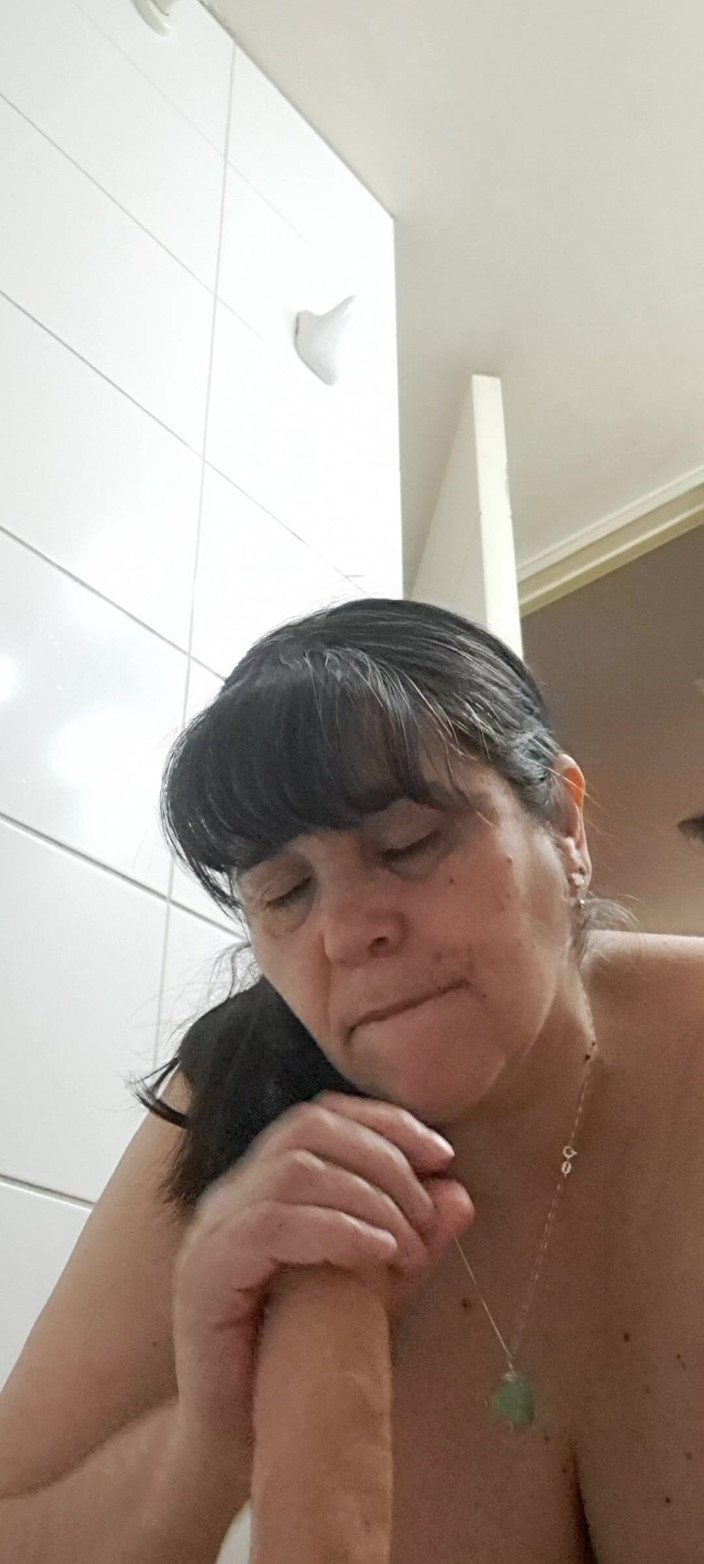 Mommy big hairy pussy: Anne tarzı yarak emiyor