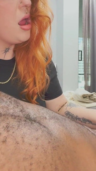 Bbw tóc đỏ thích bú núm vú của anh ấy & sục cu anh ta !!