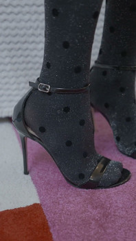Une MILF blonde mature taquine avec des pieds en bas scintillants