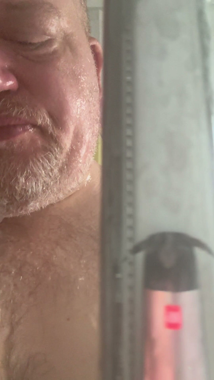BigBearFrankfurt: Quick Stop in the Shower