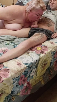 Min styvmamma med stora tuttar suger min kuk och sperma