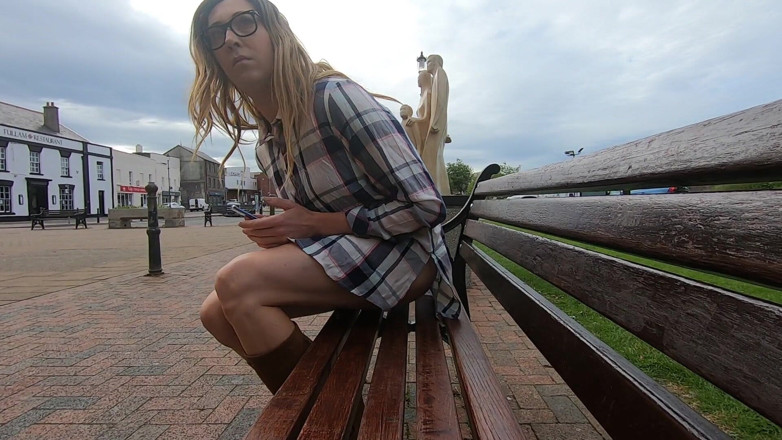 The Midnight Minx: Crossdresser na zewnątrz wanking