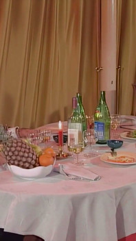 Zuerst Das Abendessen Und Dann Den Austausch Von Paaren Unter Freunden