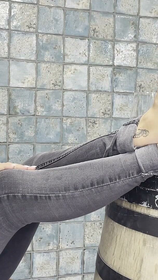 Deep Sole Devotion: Valeria si cewek bertopeng lagi asik jilat pantat bahenolnya di...