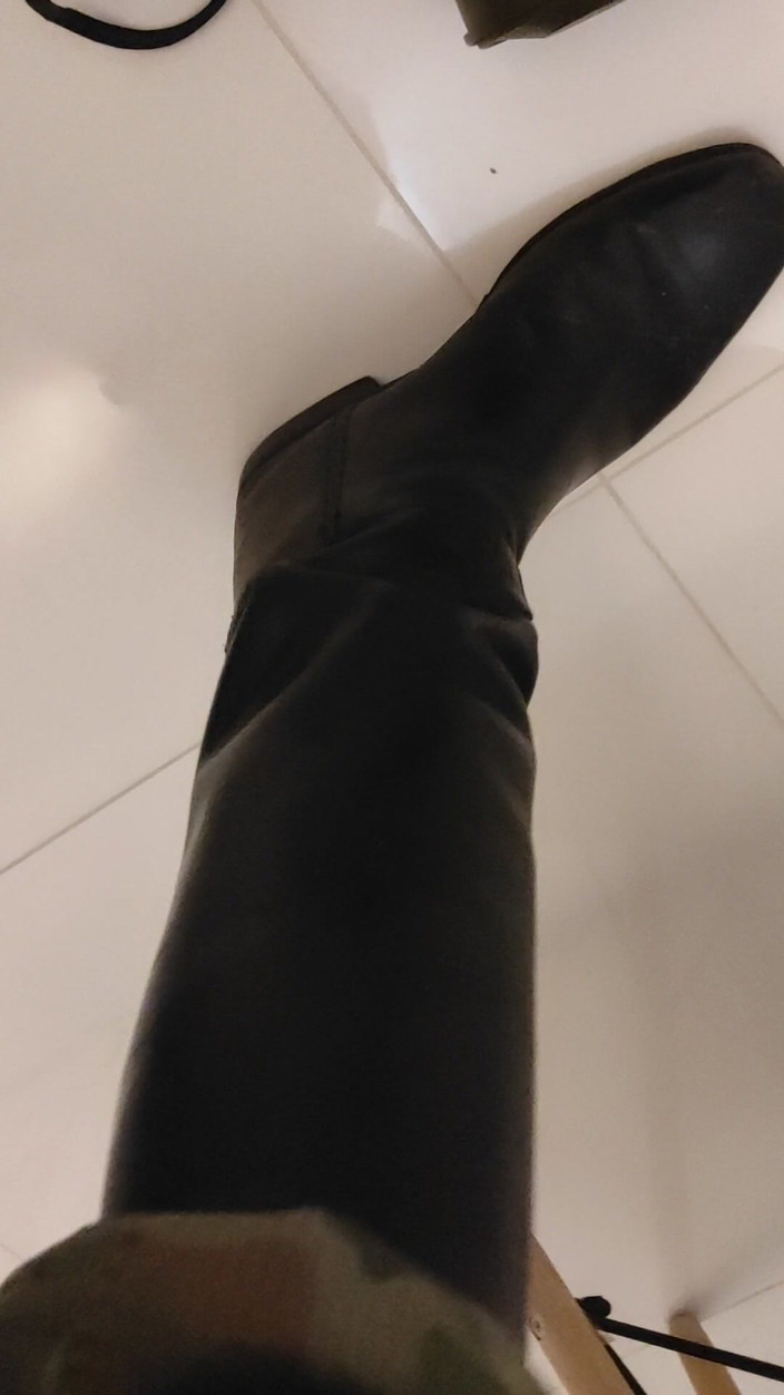 Gayfucker25: Un soldat se masturbează în cizme de ofițeri militari