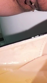 Ibu tiri Kencing Dalam Kasut TumitNya Dan Isikan Kasut Tumit Tinggi Dengan Kencing Di Dalamnya, Kemudian Mandi Emas