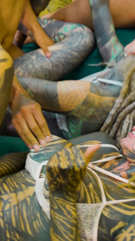2 alternatieve getatoeëerde babe, 6 pikken - dubbele penetratie, pijpbeurt, ladingen in gezicht