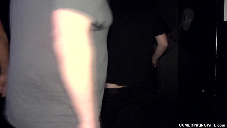 Cumdrinking Wife: Lading na lading nemen in het theater