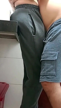 La cameriera viene catturata in bagno.