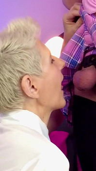 Eierlecken-fetisch - ungewöhnliches gefühl für gesperrten femboy