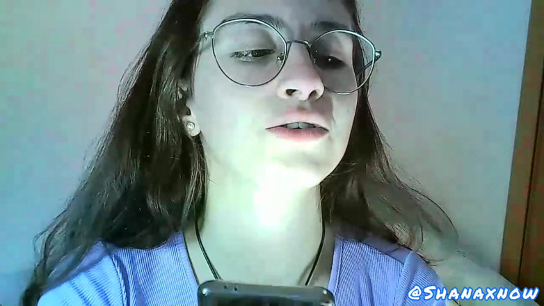 Shanaxnow: Juego fetiche en vivo con mocos y nariz