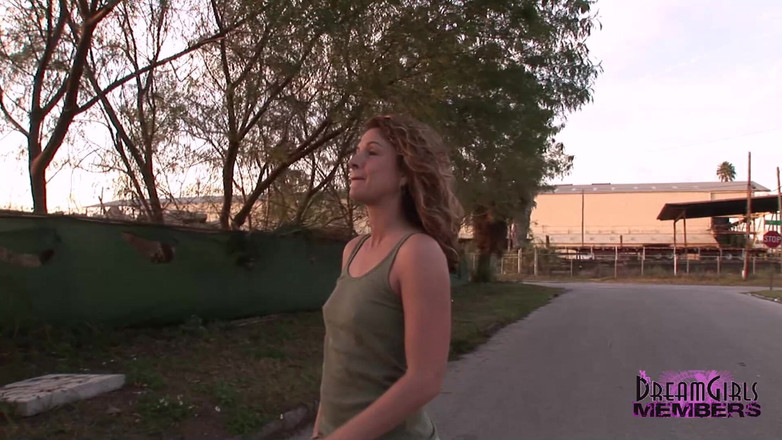 Dream Girls: Deslumbrante gata tira o dinheirinho nu em um parque público
