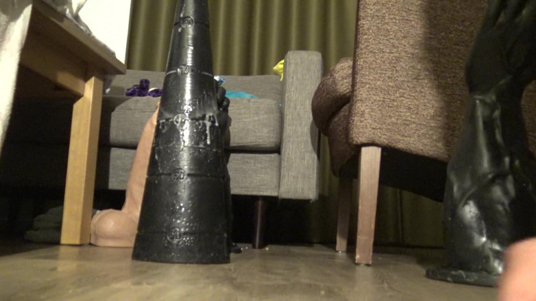Siswet: Testování mého 25 palcové dildo s kuželem