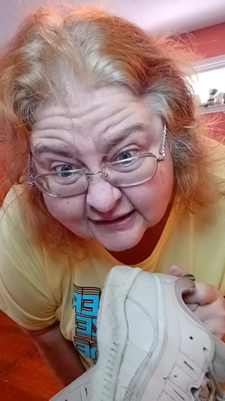 BBW nurse Vicki adventures with friends: Scarpe da tennis puzzolenti pewwwee