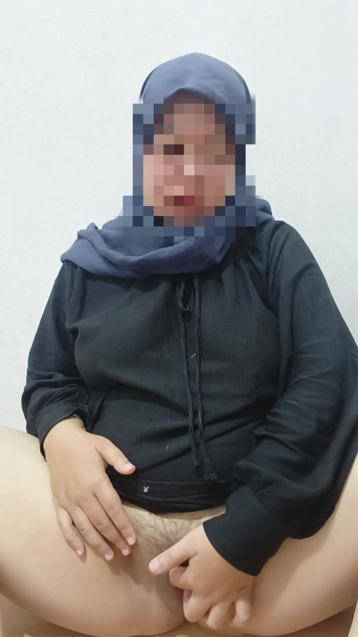 Vaginabig88: Bela meia-irmã usando um hijab