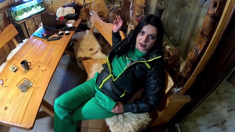 MilfyCalla: Зеленый пуховник соблазняет курением, унижением и грязной игрой со спермой