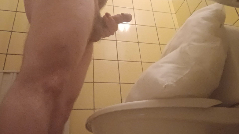 Ed Eden: Crot di toilet pakai bantal