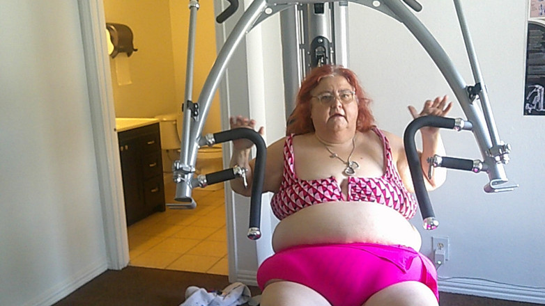 BBW nurse Vicki adventures with friends: La Bella Infermiera Vicki Grande Si Esercita in Palestra Parte 1