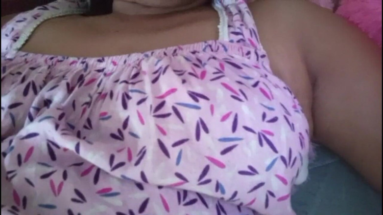 Anne White: 큰 처진 젖탱이와 젖은 보지로 침대에서 노는 인도 여배우 Anne