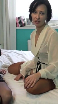 빈티지 정품 나일론 스타킹과 가터 벨트를 착용하고 돌아온 Wanilianna와 미시 이탈리아 페티쉬 모델 Sissy Neri