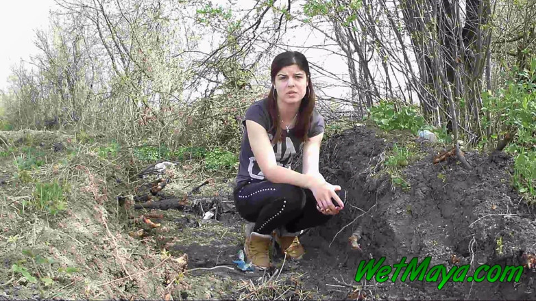Wet Maya: sarak ke kinaare khaee men mootna