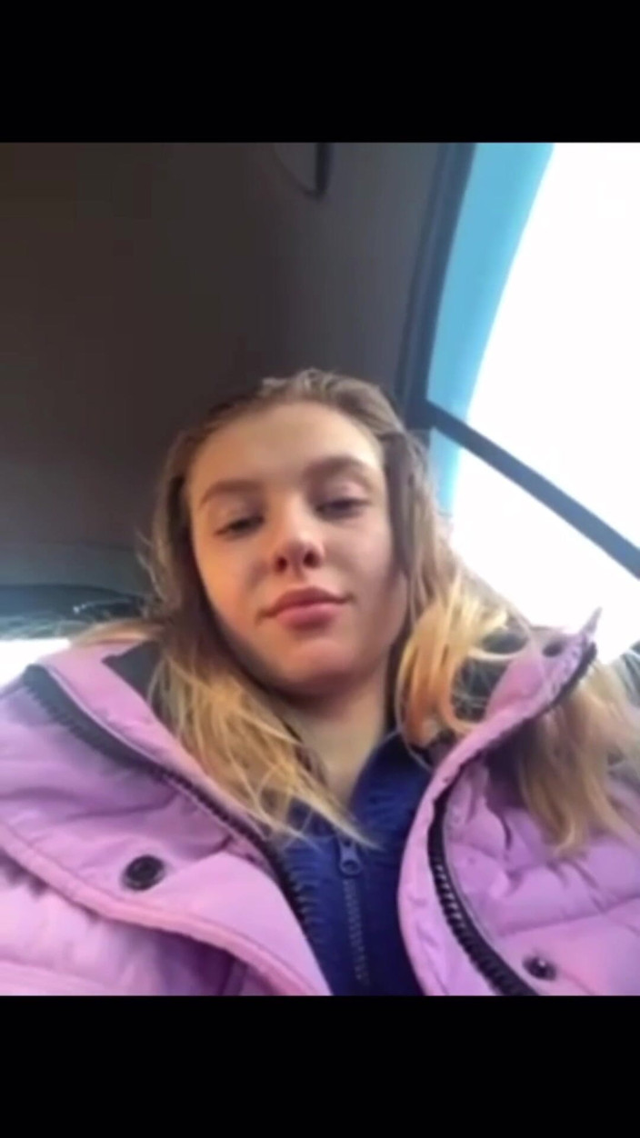 JuiceLussie: Chica rubia se masturba y vibra en el taxi