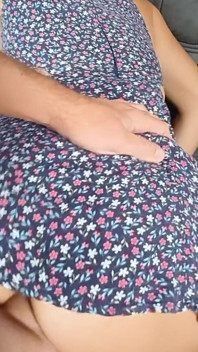 Gran botín en perrito en vestido corto