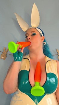 Bunny Domme menyumbat pantat joi - awek solo