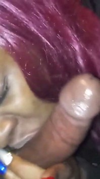 Coota brava ragazza in ginocchio e ingoia