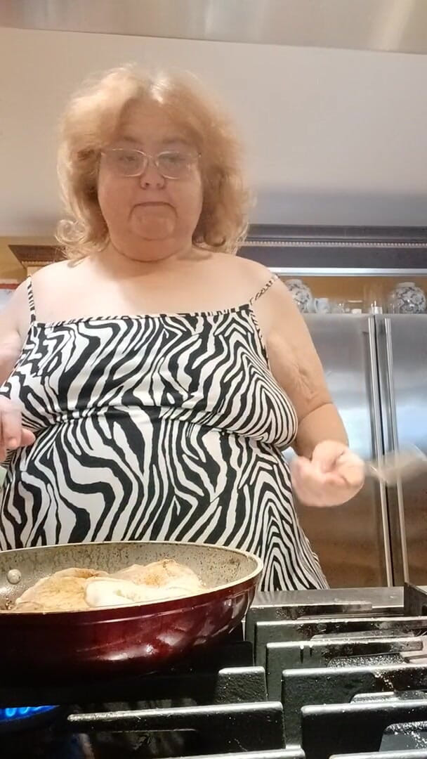 BBW nurse Vicki adventures with friends: Готую свинячі відбивні на вечерю і блимаю, як я готую