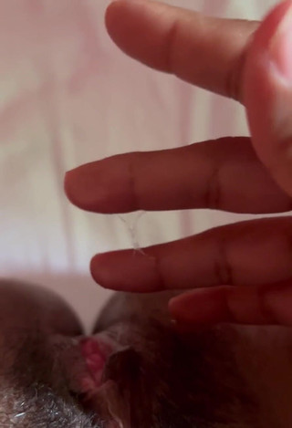 Leyne Rodriguez: Aku bangun dengan sangat basah. Bisakah kau membantuku?