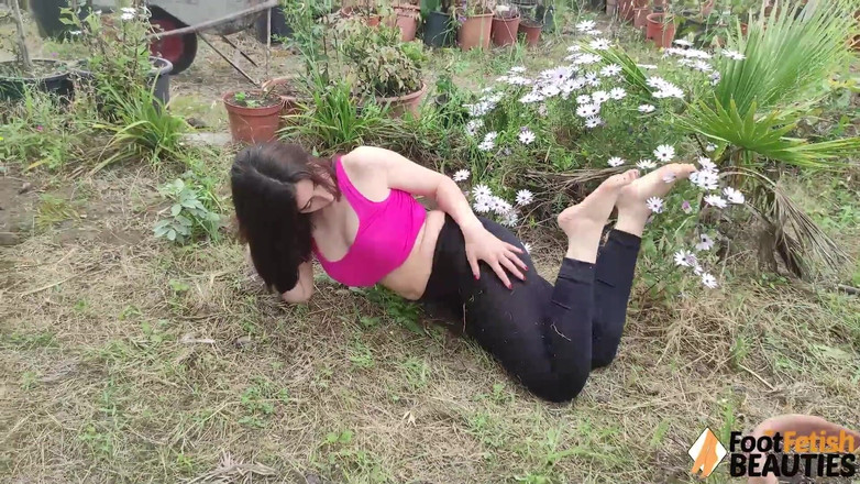 Foot Fetish HD: 섹시한 트레이너 Vale Rovski는 몸매를 유지하는 방법을 보여줍니다.