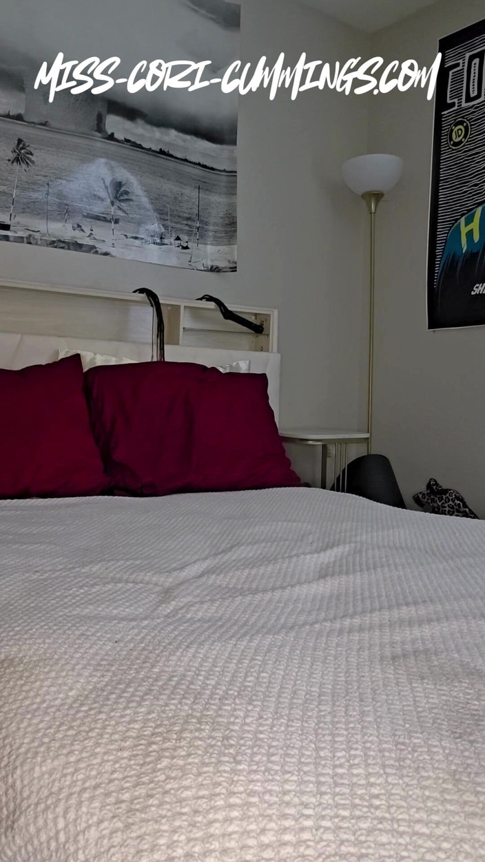 Miss Cori: Hãy đi vào hồ bơi!