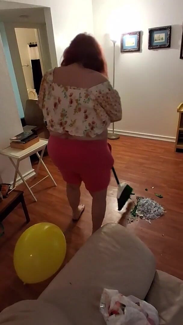 BBW nurse Vicki adventures with friends: 大肚子美女护士 vick 清理脏乱的地板