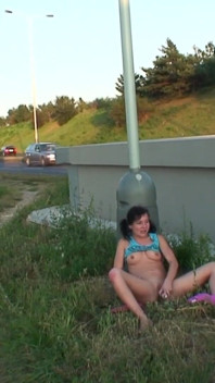 Caccia la mia fica - Misha Dull di 18 anni si masturba vicino a un'autostrada