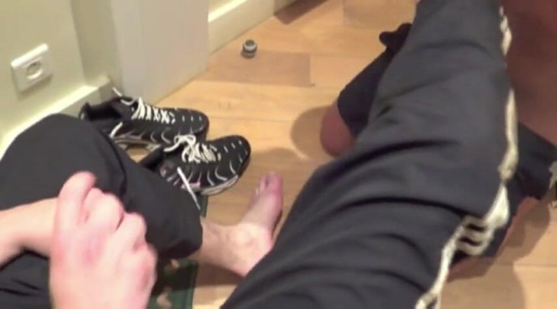 Sneaker gay: Muskularny facet w joggingu zerżnięty przez trampki top
