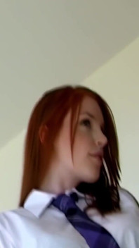 Fi Stevens'ın yer aldığı üniformalı striptiz