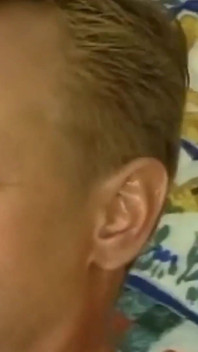 Blond dziwka bierze sikanie na piersi przed ruchanie na zewnątrz
