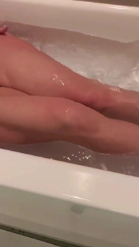 Fa Fiona Unwinds in Hotel Bath