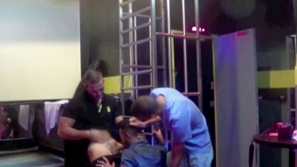 Sneaker gay: Twink 荡妇在后台被 2 个 scally 男孩性交