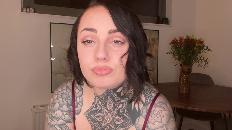 Miss Valentina: 彼女のささやきゲームを去れ