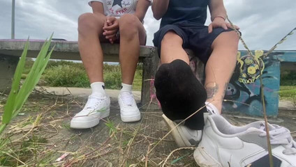 Mr Feet Colombia: Друзья в Колумбии выходят курить, снимая обувь, чтобы вы могли почувствовать запах